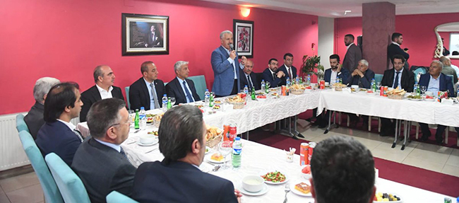 bakan-arslan,-stk-temsilcileri-ile-iftar-yapti--(2).jpg