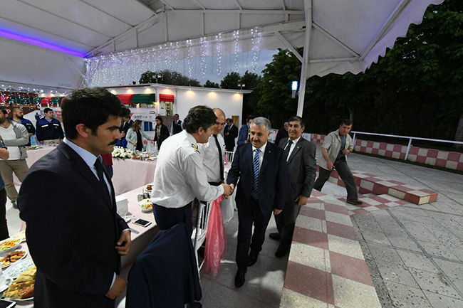 bakan-arslan,-ulastirma-bakanligi-personeliyle-iftarda-bir-araya-geldi--(2).jpg