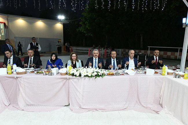 bakan-arslan,-ulastirma-bakanligi-personeliyle-iftarda-bir-araya-geldi--(3).jpg