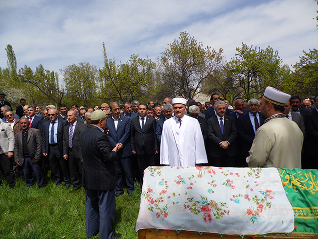 bakan-arslan,-yegenini-son-yolculuguna-ugurladi-(1).jpg