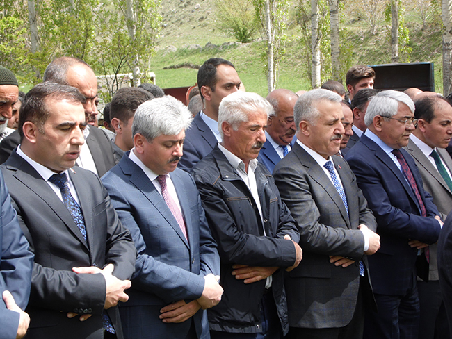 bakan-arslan,-yegenini-son-yolculuguna-ugurladi-(3).jpg