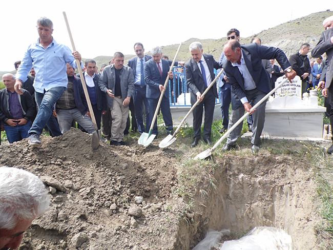 bakan-arslan,-yegenini-son-yolculuguna-ugurladi-(8).jpg