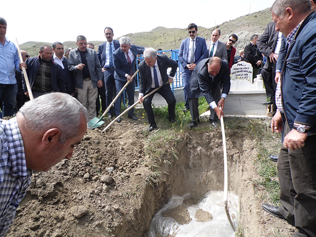 bakan-arslan,-yegenini-son-yolculuguna-ugurladi-(9).jpg