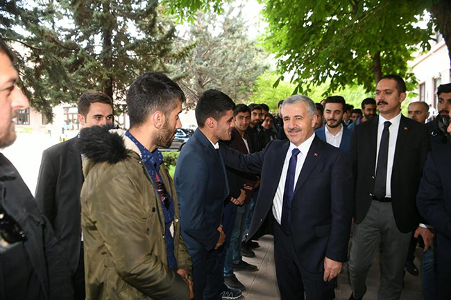 bakan-arslan-ak-genclerle-bir-araya-geldi-(10).jpg