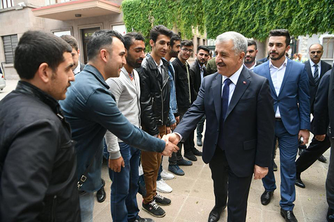 bakan-arslan-ak-genclerle-bir-araya-geldi-(5).jpg