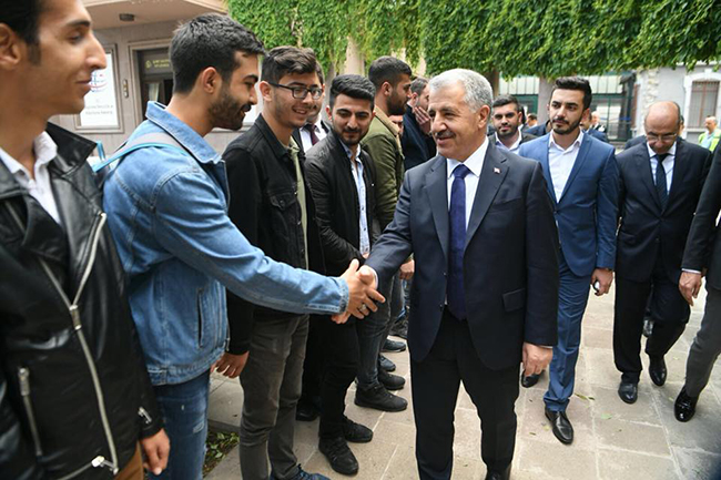 bakan-arslan-ak-genclerle-bir-araya-geldi-(6).jpg