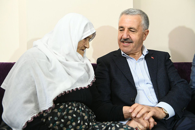 bakan-arslan-anneler-gununde-sehit-yakini-ve-gazileri-ziyaret-etti -(4).jpg
