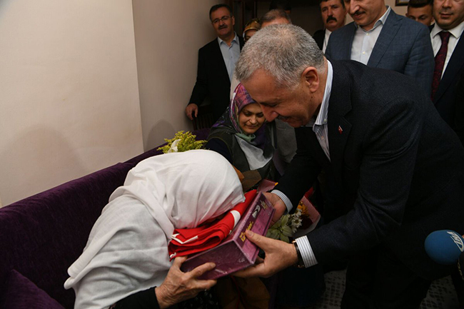 bakan-arslan-anneler-gununde-sehit-yakini-ve-gazileri-ziyaret-etti -(5).jpg