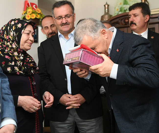 bakan-arslan-anneler-gununde-sehit-yakini-ve-gazileri-ziyaret-etti -(7).jpg