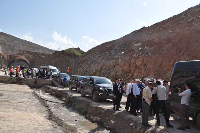 bakan-arslan-btk-sinir-tunelinde-incelemelerde-bulundu-(8).jpg