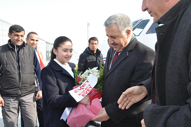 bakan-arslan-evet’li-cicek-ile-karsilandi!-(1)-001.jpg