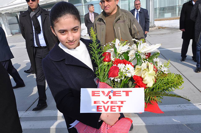 bakan-arslan-evet’li-cicek-ile-karsilandi!-(2)-001.jpg