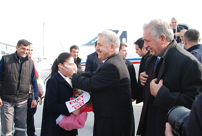 bakan-arslan-evet’li-cicek-ile-karsilandi!-(4)-001.jpg