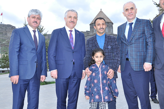 bakan-arslan-harakani-turbesini-ziyaret-etti-(5).jpg