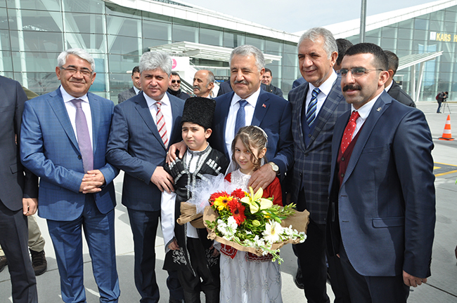bakan-arslan-hayalleri-gercek-yapmak-icin-kars’a-geldi-(7).jpg