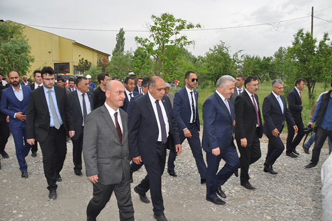 bakan-arslan-igdir’da-temel-atma-torenine-katildi-(2).jpg