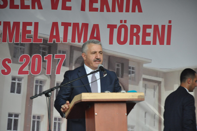 bakan-arslan-igdir’da-temel-atma-torenine-katildi-(4).jpg