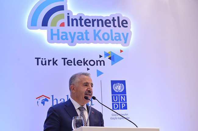 bakan-arslan-internetle-hayat-kolay-projesi-ile-30-bin-kisi-internet-okuryazari-oldu-(3).jpg