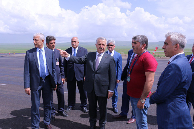 bakan-arslan-kars-harakani-havalimani-ikinci-pisti-30-ekim`den-once-acilacak-(1).jpg