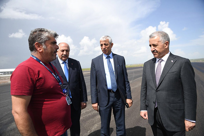 bakan-arslan-kars-harakani-havalimani-ikinci-pisti-30-ekim`den-once-acilacak-(2).jpg