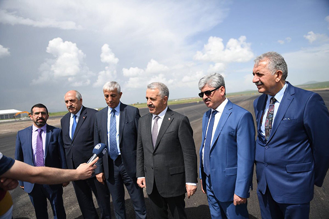 bakan-arslan-kars-harakani-havalimani-ikinci-pisti-30-ekim`den-once-acilacak-(3).jpg
