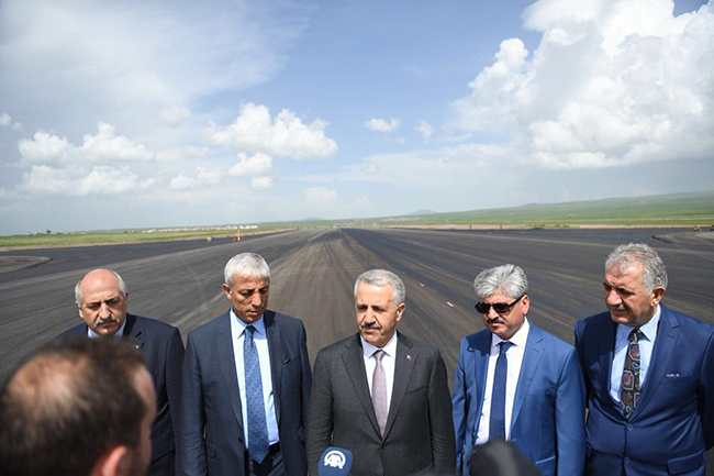 bakan-arslan-kars-harakani-havalimani-ikinci-pisti-30-ekim`den-once-acilacak-(5).jpg