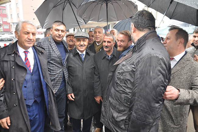 bakan-arslan-kasketi-giydi-esnafi-ziyaret-etti-(10).jpg