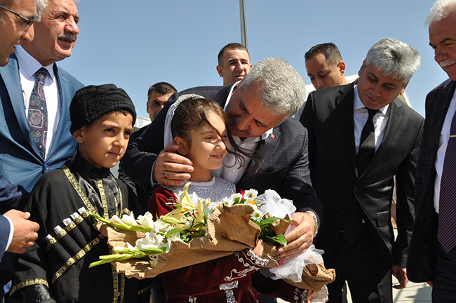 bakan-arslan-memleketi-kars’ta-coskuyla-karsilandi-(7).jpg