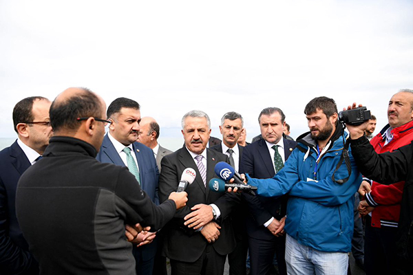 bakan-arslan-mujdeyi-verdi-rize-havalimani-ihalesi-2-kasimda!-(2).jpg