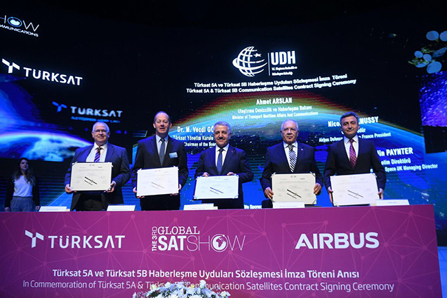 bakan-arslan-resmen-duyurdu-turksat-5a-ve-5byi-spacex-uzaya-tasiyacak-(3).jpg