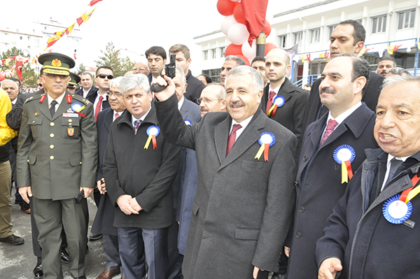 bakan-arslan-silahi-cekti!-(1).jpg