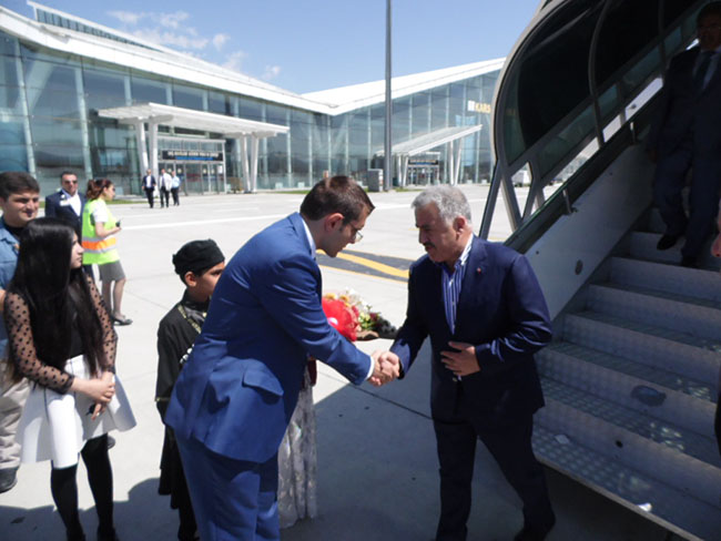bakan-arslan-taziyeleri-kabul-etmek-icin-kars’a-geldi!-(2)-001.jpg