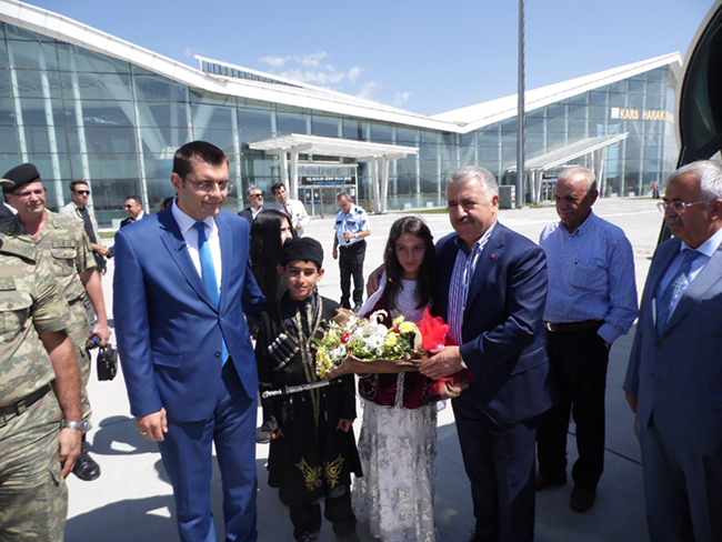 bakan-arslan-taziyeleri-kabul-etmek-icin-kars’a-geldi!-(3).jpg