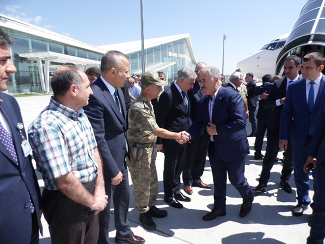 bakan-arslan-taziyeleri-kabul-etmek-icin-kars’a-geldi!-(5).jpg