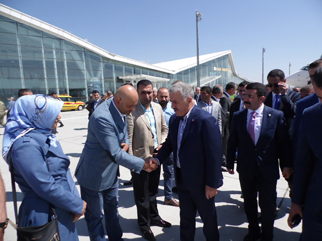 bakan-arslan-taziyeleri-kabul-etmek-icin-kars’a-geldi!-(7).jpg