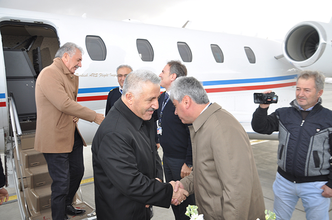 bakan-arslan-taziyeye-katilmak-uzere-kars’a-geldi-(2).jpg
