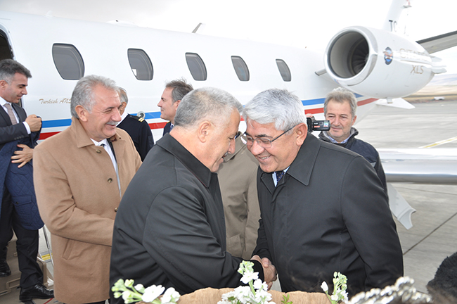 bakan-arslan-taziyeye-katilmak-uzere-kars’a-geldi-(3).jpg