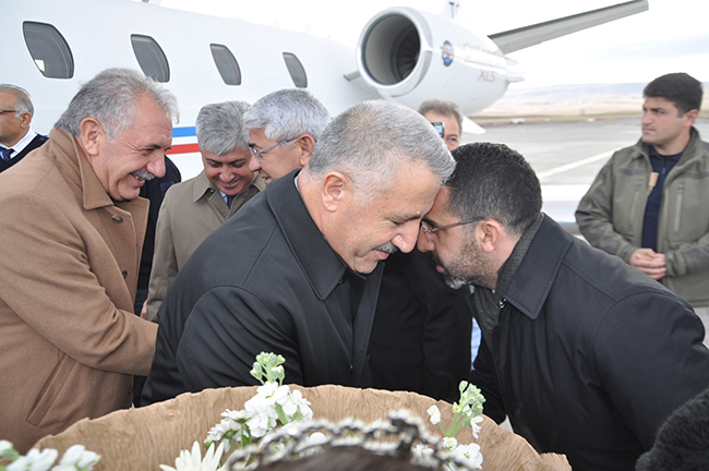 bakan-arslan-taziyeye-katilmak-uzere-kars’a-geldi-(4).jpg