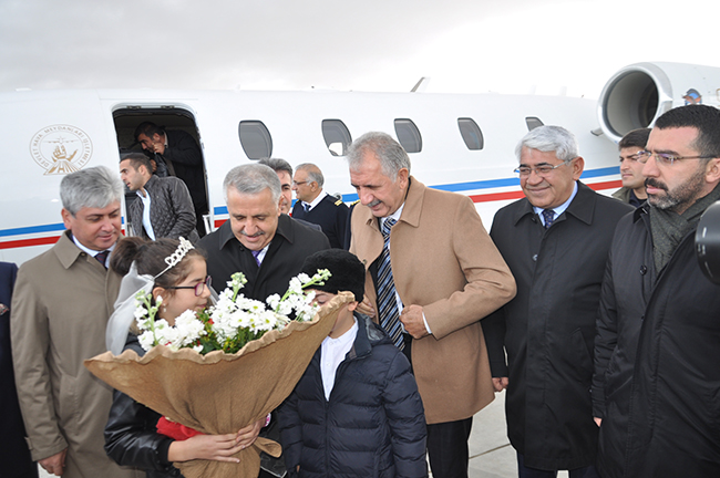 bakan-arslan-taziyeye-katilmak-uzere-kars’a-geldi-(5).jpg