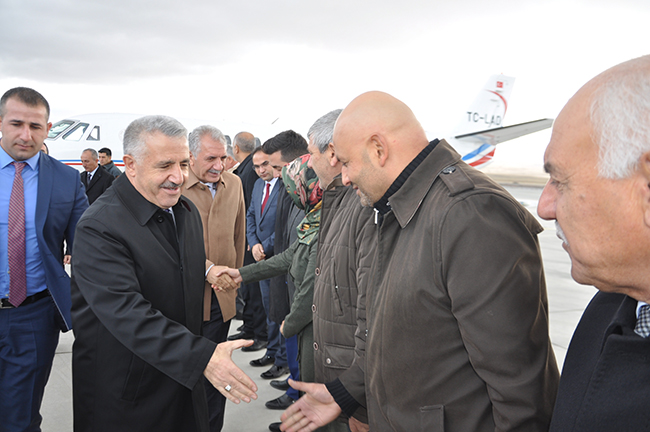 bakan-arslan-taziyeye-katilmak-uzere-kars’a-geldi-(6).jpg