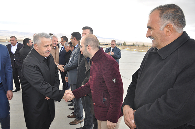 bakan-arslan-taziyeye-katilmak-uzere-kars’a-geldi-(8).jpg