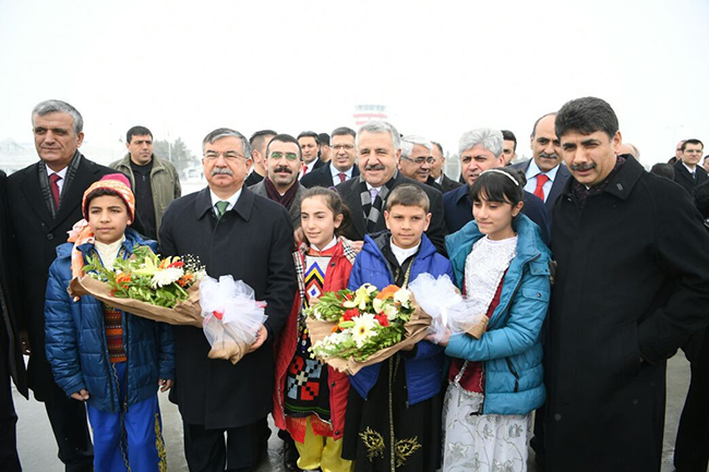 bakan-arslan-ve-bakan-yilmaz-karsta.jpg