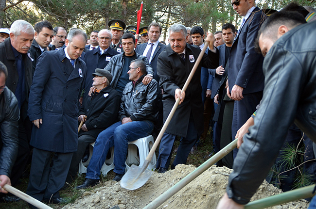 bakan-arslan-ve-kilic-sehit-cenazesine-katildi!-(1).jpg