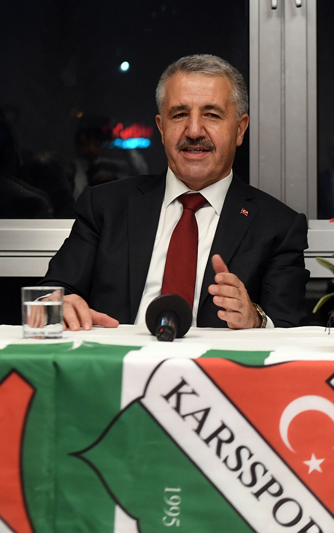 bakan-arslandan-kars-36-spor’a-destek-ziyareti-(6).jpg