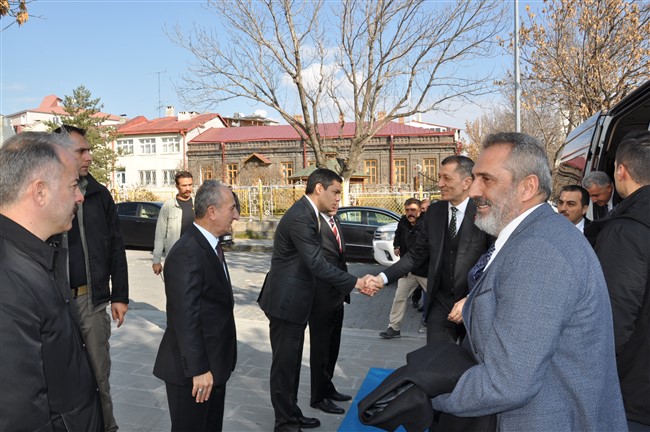 bakan-selcuk,-kars-valiligini-ziyaret-etti-(1)-001.jpg