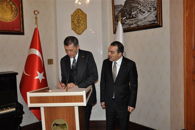 bakan-selcuk,-kars-valiligini-ziyaret-etti-(2).jpg