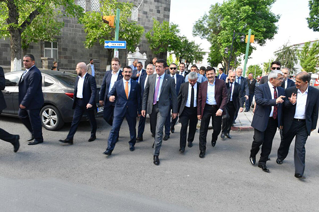 bakan-zeybekci-kars’a-ramazan-ayinin-bereketiyle-geldi-(1).jpg
