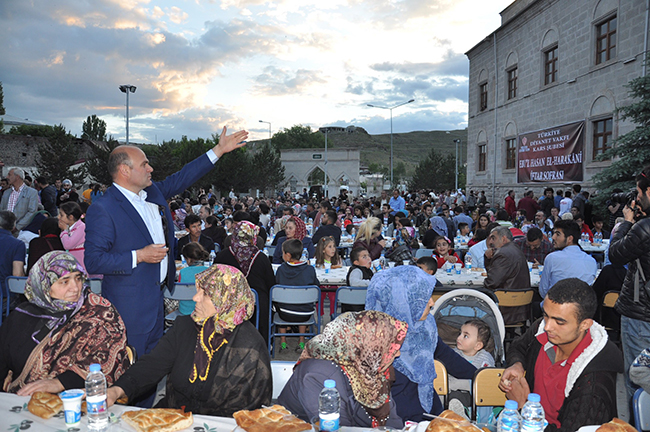 bakan-zeybekci-karsta-3-bin-kisiyle-iftar-acti-(6).jpg