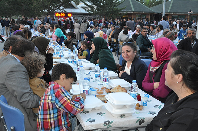 bakan-zeybekci-karsta-3-bin-kisiyle-iftar-acti-(8).jpg