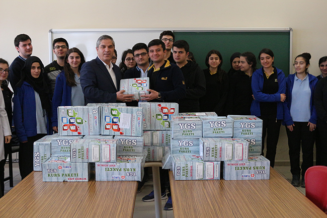 bakanimizin-eli-her-yerde,-kars-fen-lisesine-kitap-setleri-ogrencilere-dagitildi-(2).jpg